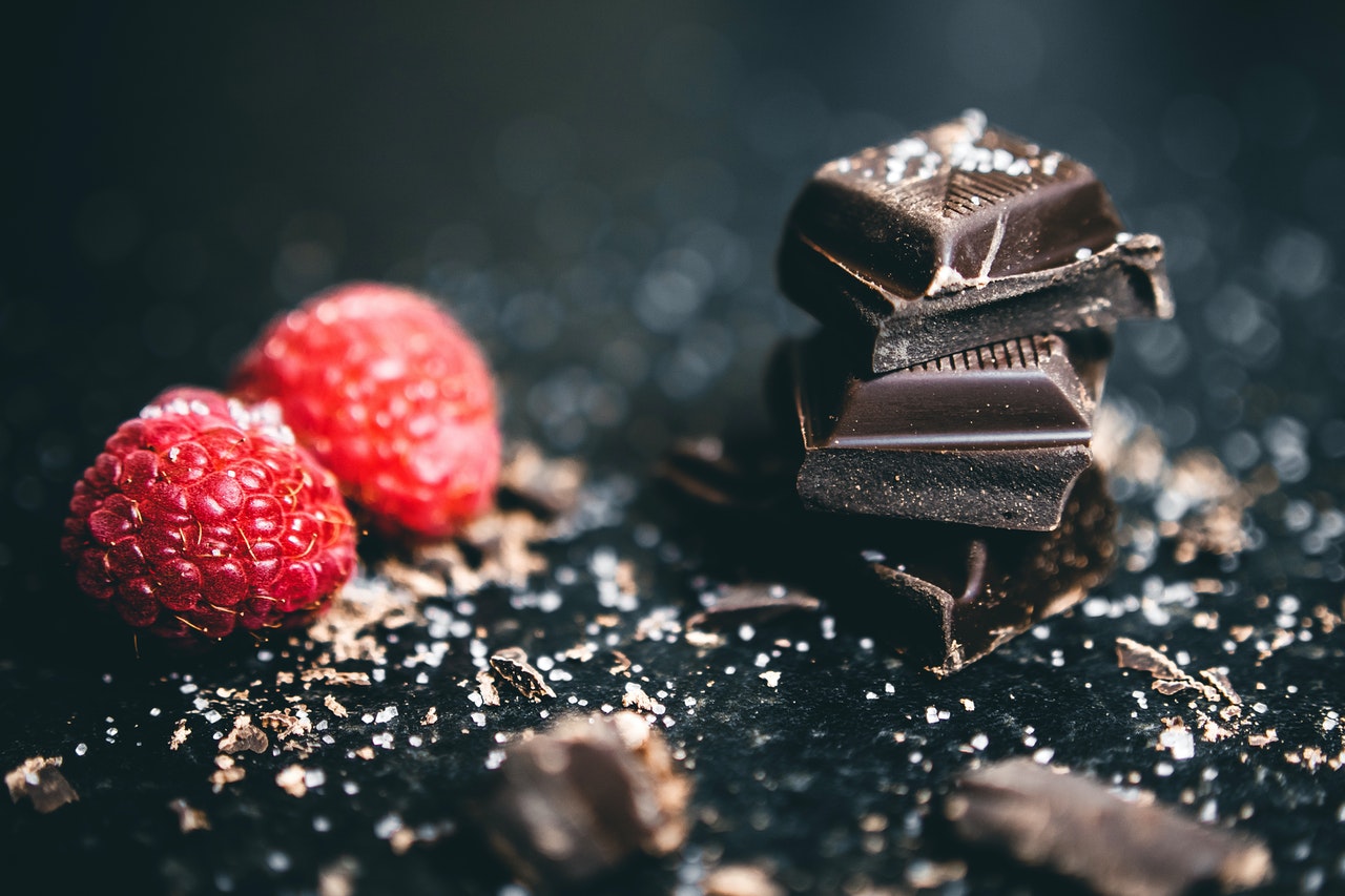 El chocolate estimula el cerebro para liberar serotonina y por eso mejora el humor