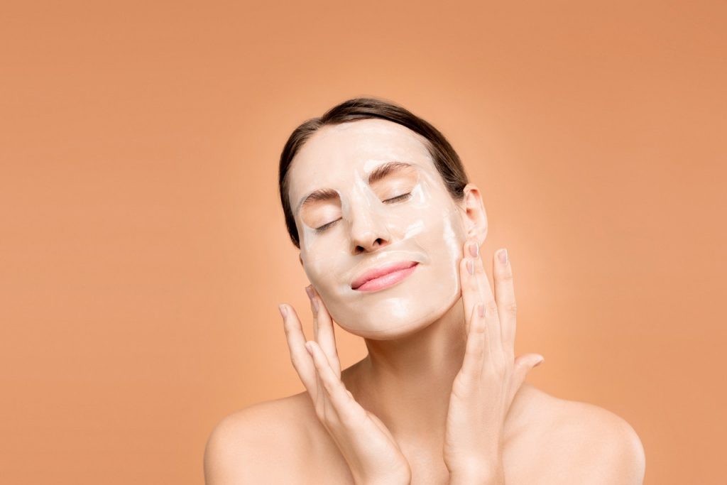 Es conveniente utilizar algún aceite o producto desmaquillante para retirar los residuos de maquillaje con más facilidad