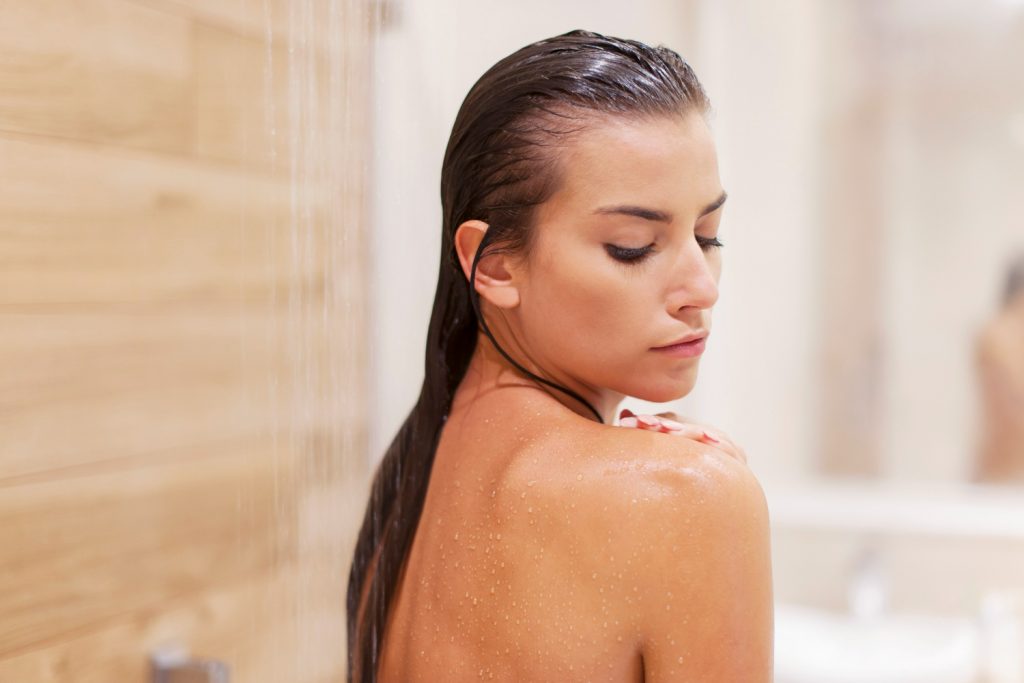 Para una ducha sana, pásate a los aceites jabonosos, el producto de limpieza corporal favorito de los dermatólogos