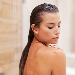 Para una ducha sana, pásate a los aceites jabonosos, el producto de limpieza corporal favorito de los dermatólogos